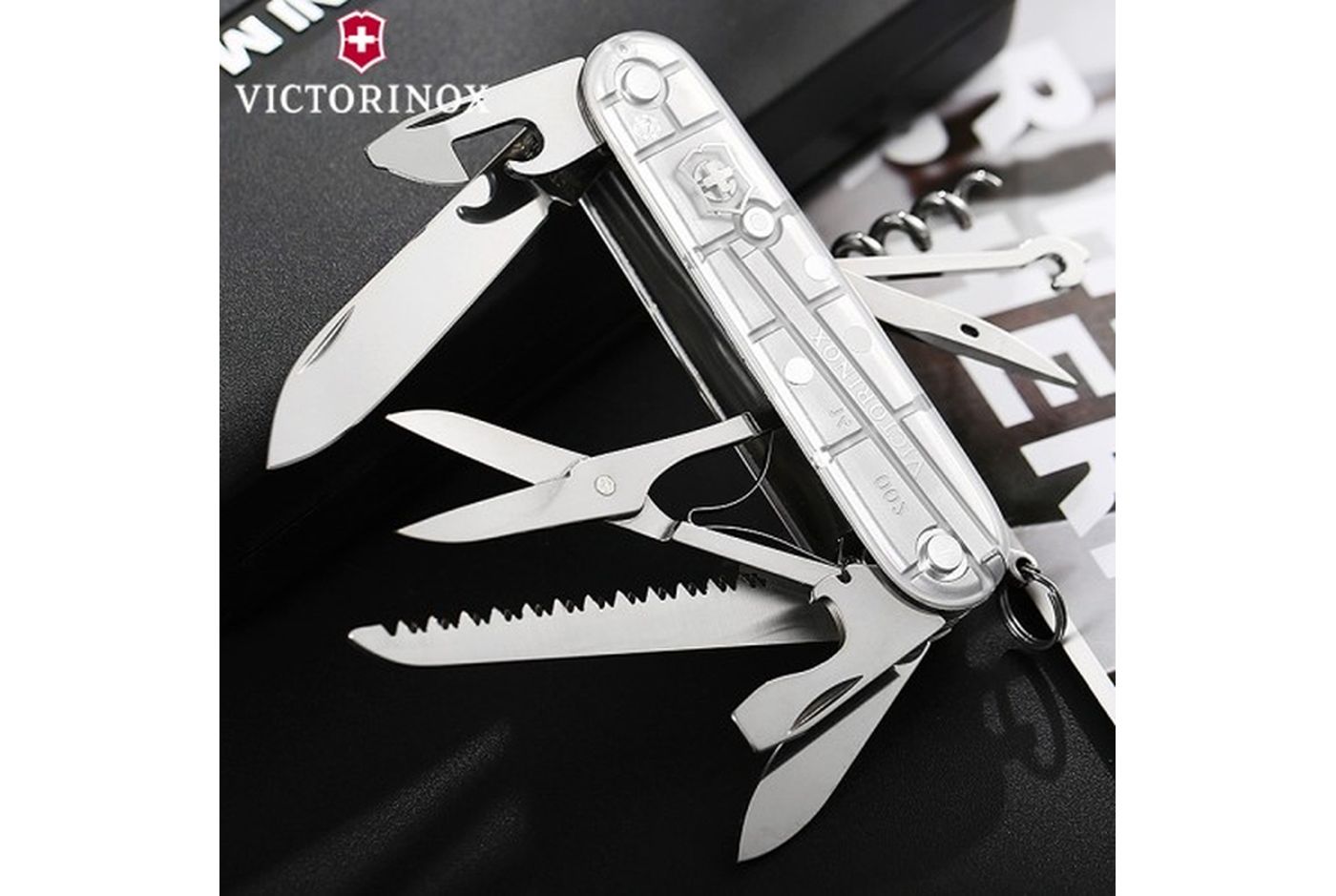 Многофункциональный нож VICTORINOX HUNTSMAN, 91 мм, 15 предметов, серебристый прозрачный, блистер (Vx13713.T7B1) thumb 2